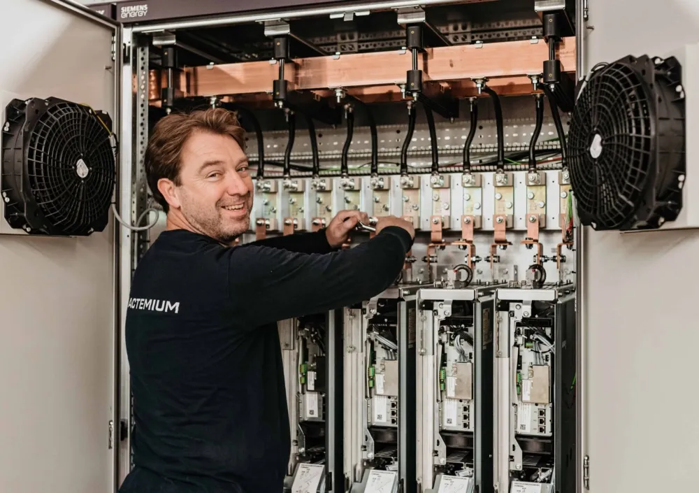 Actemium Veghel - Eisenhowerweg - technische werknemer aan het werk