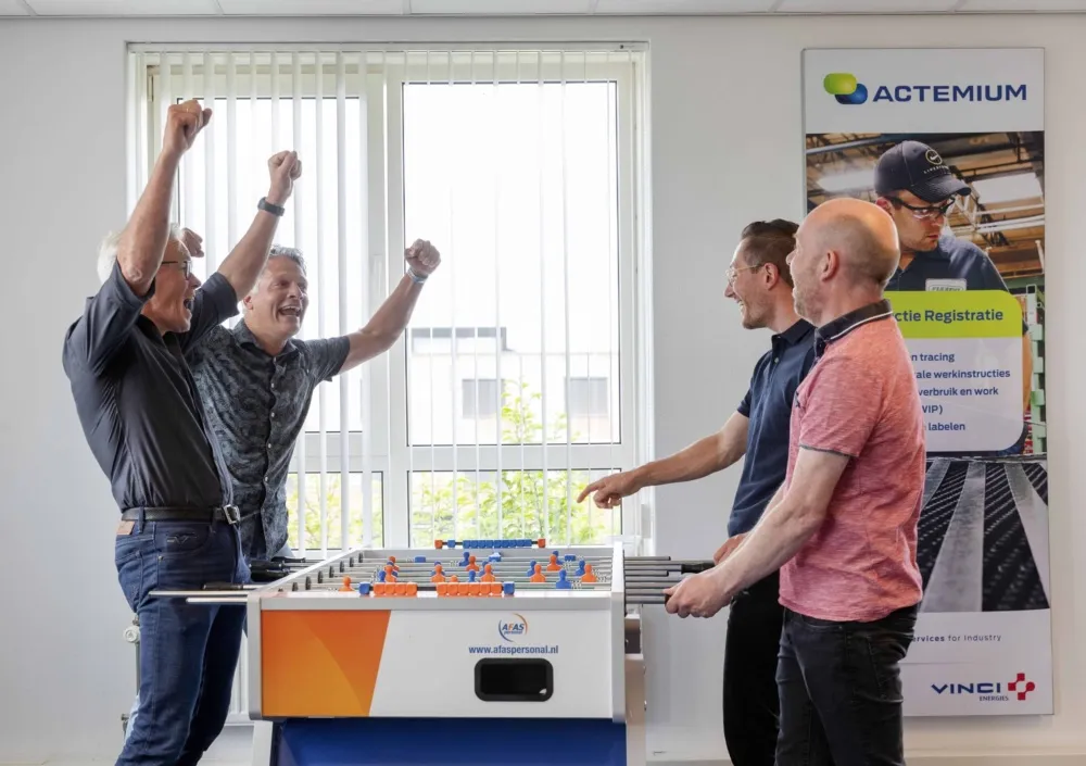 Actemium Zevenaar Team aan het tafelvoetballen