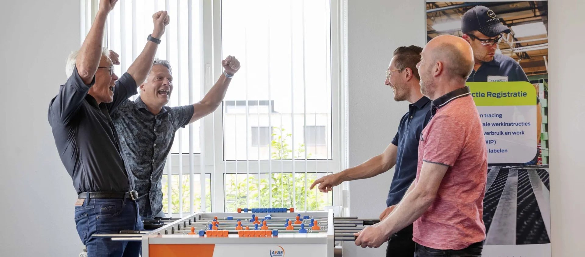 Actemium Zevenaar Team aan het tafelvoetballen