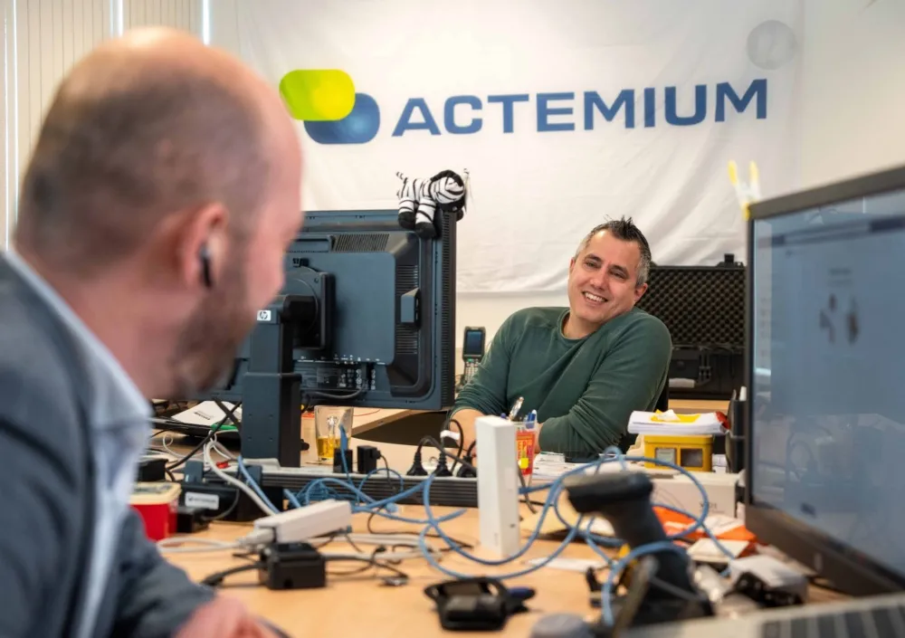 Actemium Zevenaar - achter bureau aan het werk
